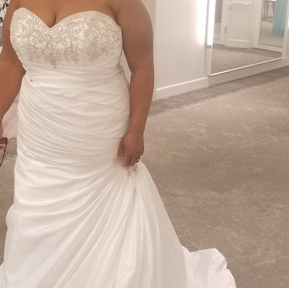 Plus size wedding dress - Picture 1 of 3
